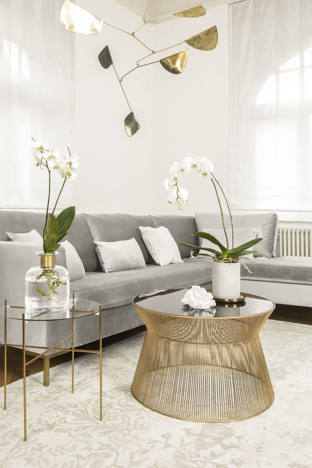 Stunning Living Rooms With Gold Accents | Dezign Lover Blog